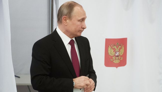 Кандидат в президенты РФ, действующий президент РФ Владимир Путин голосует на избирательном участке в Москве. 18 марта 2018 Кандидат в президенты РФ, действующий президент РФ Владимир Путин голосует на избирательном участке в Москве. 18 марта 2018