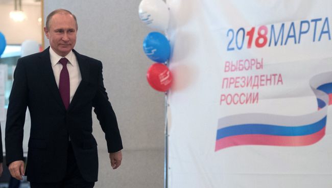 Кандидат в президенты РФ, действующий президент РФ Владимир Путин голосует на избирательном участке в Москве. 18 марта 2018 Кандидат в президенты РФ, действующий президент РФ Владимир Путин голосует на избирательном участке в Москве. 18 марта 2018