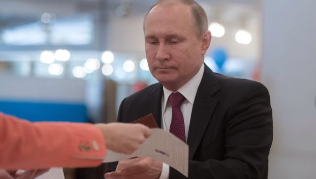 Кандидат в президенты РФ, действующий президент РФ Владимир Путин голосует на избирательном участке в Москве. 18 марта 2018 Кандидат в президенты РФ, действующий президент РФ Владимир Путин голосует на избирательном участке в Москве. 18 марта 2018
