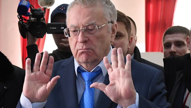 Кандидат в президенты РФ от ЛДПР Владимир Жириновский во время голосования на избирательном участке в Москве на выборах президента РФ. 18 марта 2018 Кандидат в президенты РФ от ЛДПР Владимир Жириновский во время голосования на избирательном участке в Москве на выборах президента РФ. 18 марта 2018