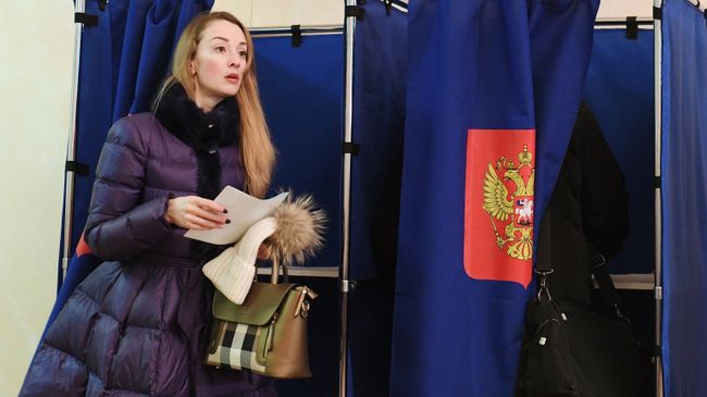 Женщина на избирательном участке №2237 в Санкт-Петербурге во время выборов президента Российской Федерации. 18 марта 2018 Женщина на избирательном участке №2237 в Санкт-Петербурге во время выборов президента Российской Федерации. 18 марта 2018