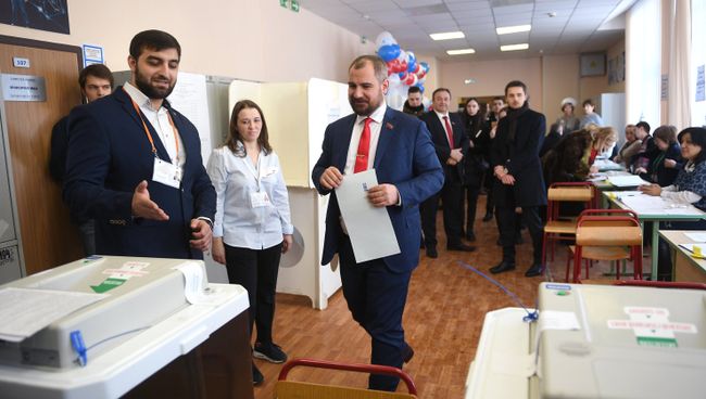 Кандидат в президенты РФ от партии Коммунисты России Максим Сурайкин голосует на выборах президента РФ на избирательном участке № 137 в Москве. 18 марта 2018 Кандидат в президенты РФ от партии Коммунисты России Максим Сурайкин голосует на выборах президента РФ на избирательном участке № 137 в Москве. 18 марта 2018