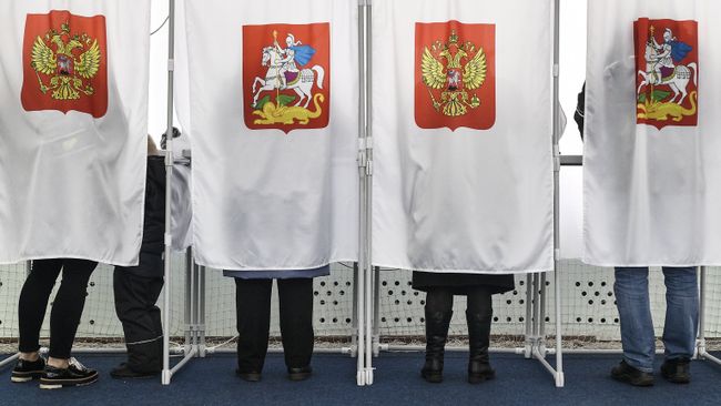 Избиратели во время голосования на выборах на избирательном участке №13-06 в Москве. Архивное фото Избиратели во время голосования на выборах на избирательном участке №13-06 в Москве. Архивное фото