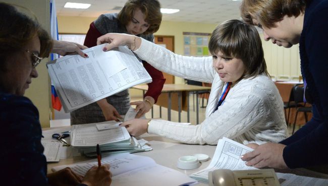 Члены избирательной комиссии во время подсчета голосов на одном из избирательных участков во Владивостоке. 18 марта 2018 Члены избирательной комиссии во время подсчета голосов на одном из избирательных участков во Владивостоке. 18 марта 2018
