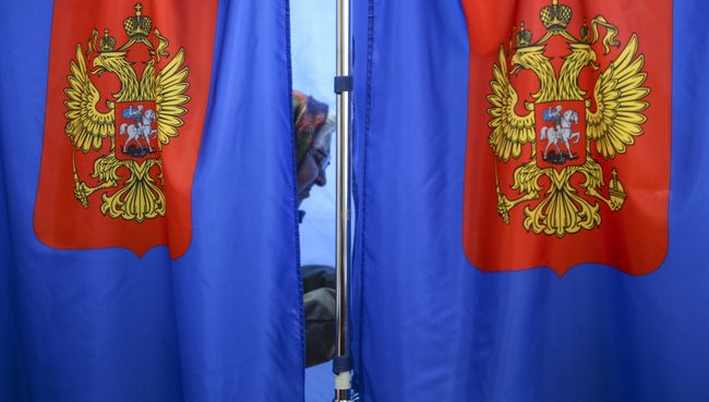 Избиратель во время голосования. Архивное фото Избиратель во время голосования. Архивное фото