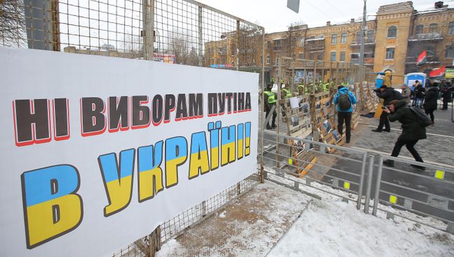 Сотрудники МВД Украины и представители националистических организаций блокируют здание посольства РФ в Киеве в связи с выборами президента РФ. 18 марта 2018 Сотрудники МВД Украины и представители националистических организаций блокируют здание посольства РФ в Киеве в связи с выборами президента РФ. 18 марта 2018