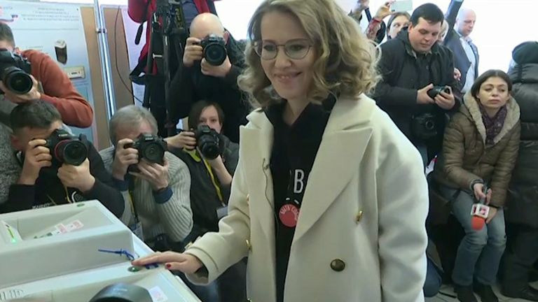 Ксения Собчак проголосовала на выборах президента России Ксения Собчак проголосовала на выборах президента России