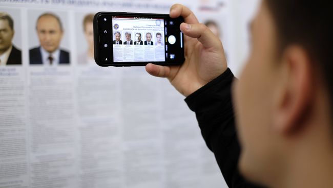 Участники выборов президента Российской Федерации избирательном участке. 18 марта 2018 Участники выборов президента Российской Федерации избирательном участке. 18 марта 2018