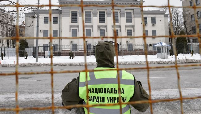 Сотрудники МВД Украины блокируют здание посольства РФ в Киеве в связи с выборами президента РФ Сотрудники МВД Украины блокируют здание посольства РФ в Киеве в связи с выборами президента РФ