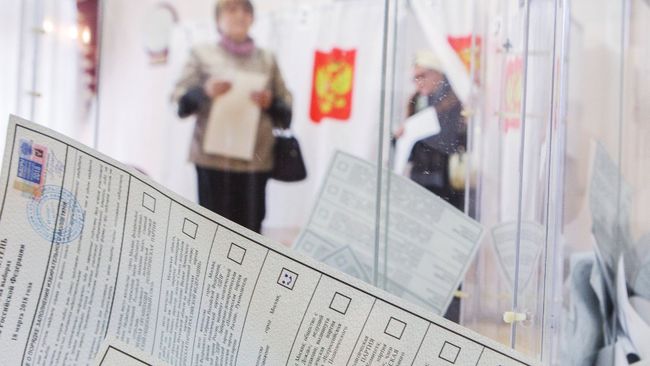 Бюллетени в урне на избирательном участке. 18 марта 2018 Бюллетени в урне на избирательном участке. 18 марта 2018