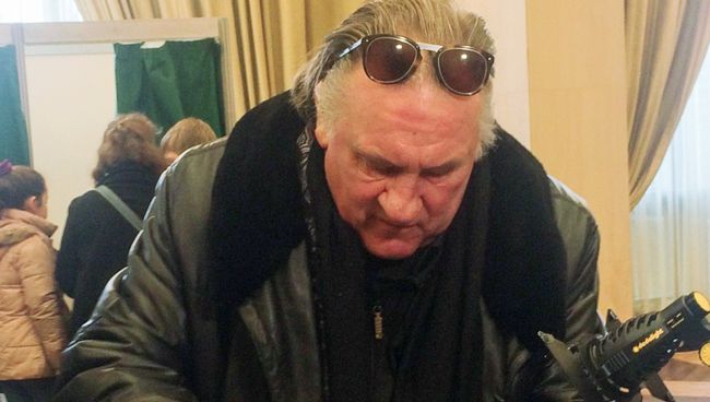 Актер Жерар Депардье принимает участие в голосовании на выборах президента России на избирательном участке в посольстве России во Франции. 18 марта 2018 Актер Жерар Депардье принимает участие в голосовании на выборах президента России на избирательном участке в посольстве России во Франции. 18 марта 2018