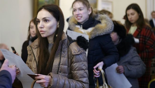 Избиратели голосуют на выборах президента РФ на избирательном участке в Лондоне. 18 марта 2018 Избиратели голосуют на выборах президента РФ на избирательном участке в Лондоне. 18 марта 2018
