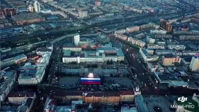 Триколор весом 600 кг на главной площади Улан-Удэ в день выборов. 18 марта 2018 Триколор весом 600 кг на главной площади Улан-Удэ в день выборов. 18 марта 2018