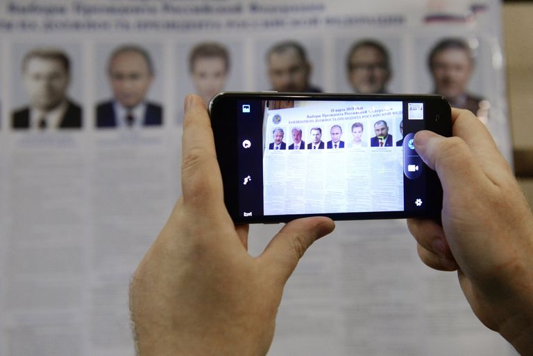 На избирательном участке во время выборов президента РФ На избирательном участке во время выборов президента РФ