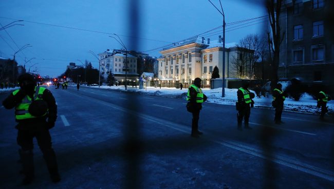 Сотрудники МВД Украины блокируют здание посольства РФ в Киеве в связи с выборами президента РФ Сотрудники МВД Украины блокируют здание посольства РФ в Киеве в связи с выборами президента РФ