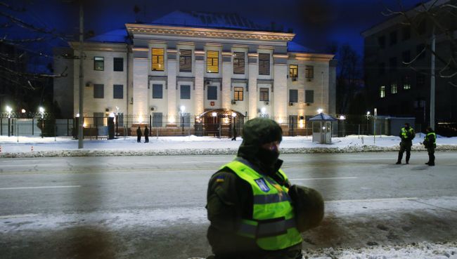 Заблокированное здание посольства РФ в Киеве в день выборов президента РФ Заблокированное здание посольства РФ в Киеве в день выборов президента РФ