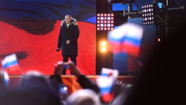Владимир Путин во время митинга-концерта на Манежной площади в Москве Владимир Путин во время митинга-концерта на Манежной площади в Москве