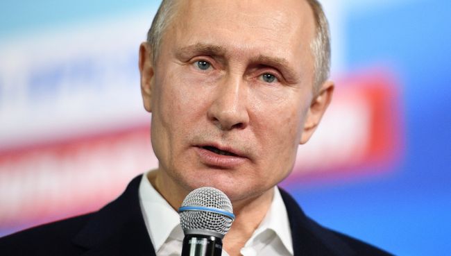 Владимир Путин во время посещения предвыборного штаба Владимир Путин во время посещения предвыборного штаба
