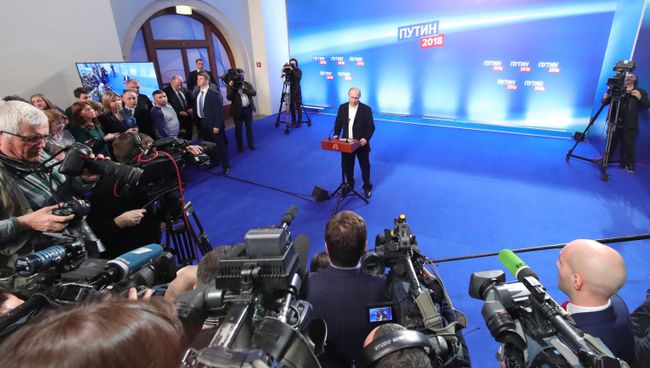 Владимир Путин во время посещения своего предвыборного штаба Владимир Путин во время посещения своего предвыборного штаба
