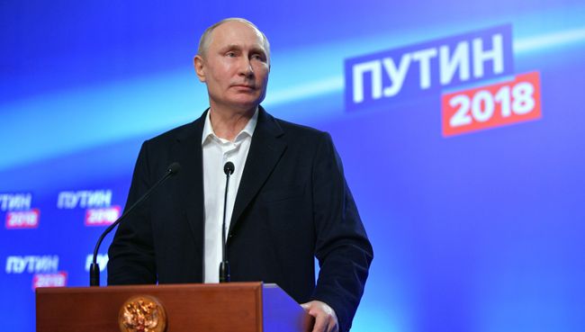 Владимир Путин во время посещения своего предвыборного штаба