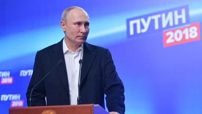 Владимир Путин во время посещения своего предвыборного штаба Владимир Путин во время посещения своего предвыборного штаба
