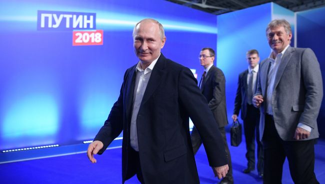 Владимир Путин во время посещения своего предвыборного штаба. Архивное фото Владимир Путин во время посещения своего предвыборного штаба. Архивное фото