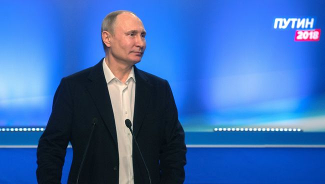 Президент РФ Владимир Путин во время посещения своего предвыборного штаба. Архивное фото Президент РФ Владимир Путин во время посещения своего предвыборного штаба. Архивное фото