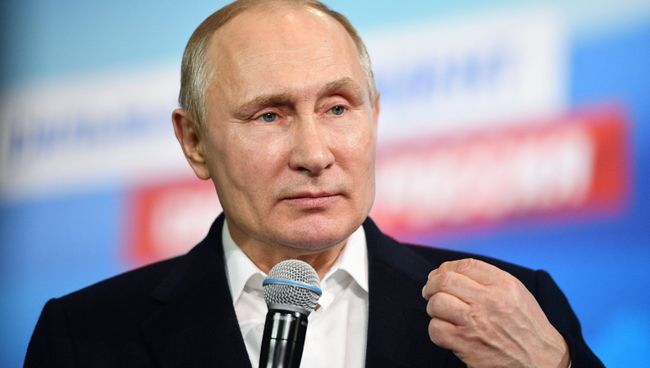 Президент РФ Владимир Путин во время посещения своего предвыборного штаба. Архивное фото