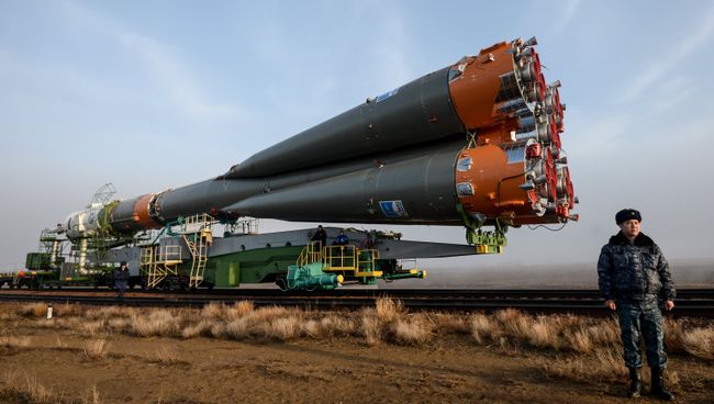 Вывоз ракеты-носителя Союз-ФГ c транспортно-пилотируемым кораблем Союз МС-08 на стартовую площадку космодрома Байконур. Архивное фото Вывоз ракеты-носителя Союз-ФГ c транспортно-пилотируемым кораблем Союз МС-08 на стартовую площадку космодрома Байконур. Архивное фото