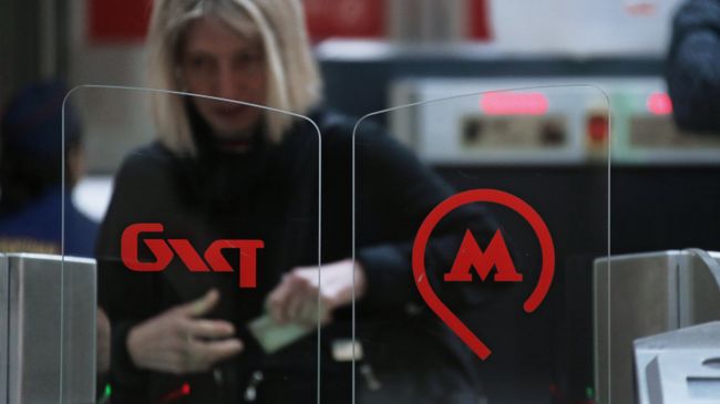 Турникеты в вестибюле станции Шелепиха