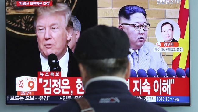 Портреты Дональда Трампа и Ким Чен Ына на экране телевизора в Сеуле, Южная Корея. Архивное фото Портреты Дональда Трампа и Ким Чен Ына на экране телевизора в Сеуле, Южная Корея. Архивное фото
