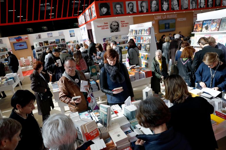 Посетители у стенда России на книжном салоне в Париже Посетители у стенда России на книжном салоне в Париже