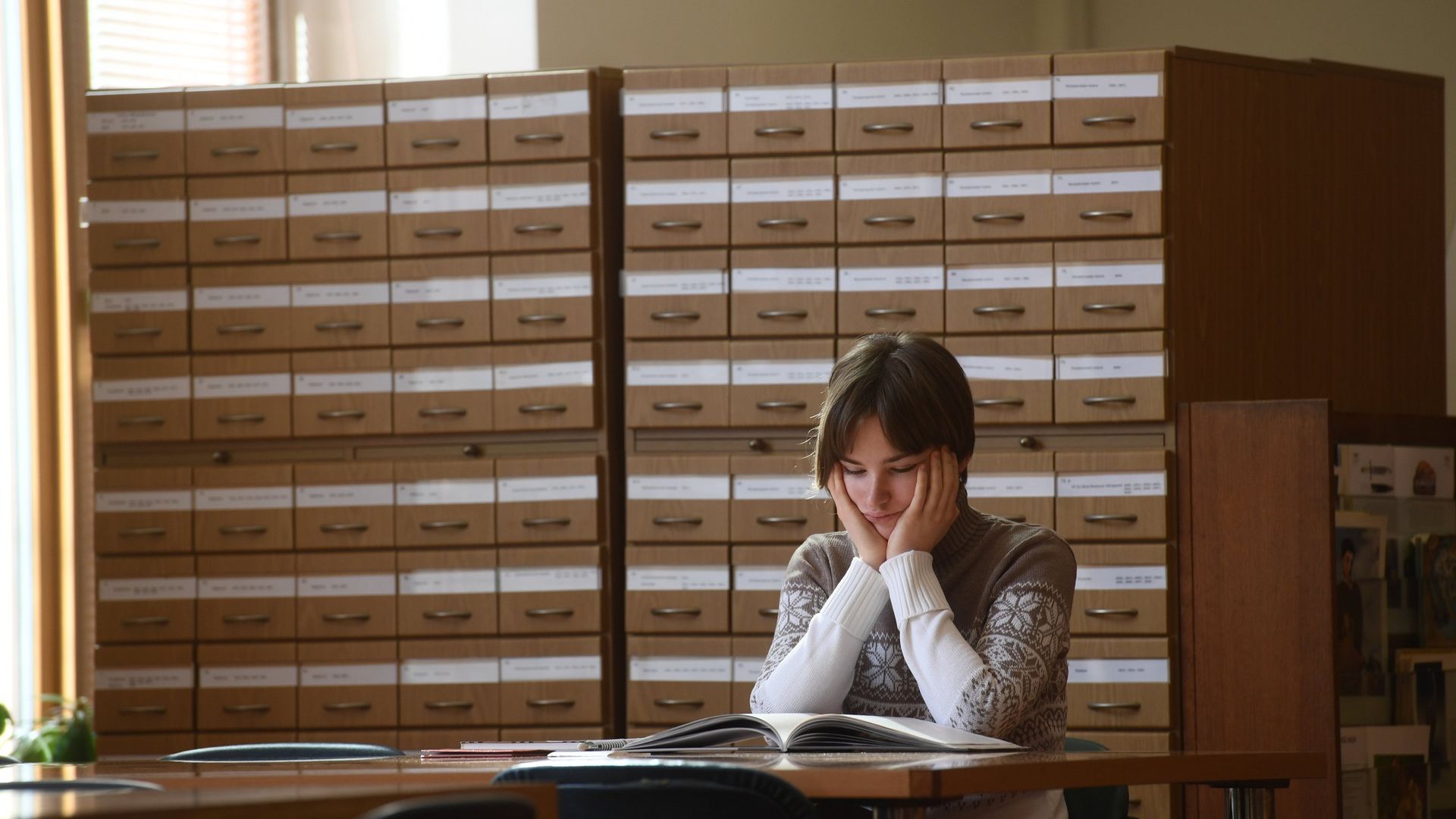 Девушка читает книгу в библиотеке - РИА Новости, 1920, 17.08.2021