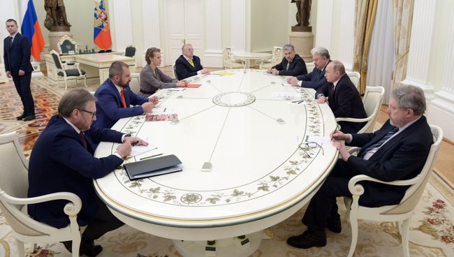 Президент РФ Владимир Путин на встрече с кандидатами на должность президента РФ. 19 марта 2018 Президент РФ Владимир Путин на встрече с кандидатами на должность президента РФ. 19 марта 2018