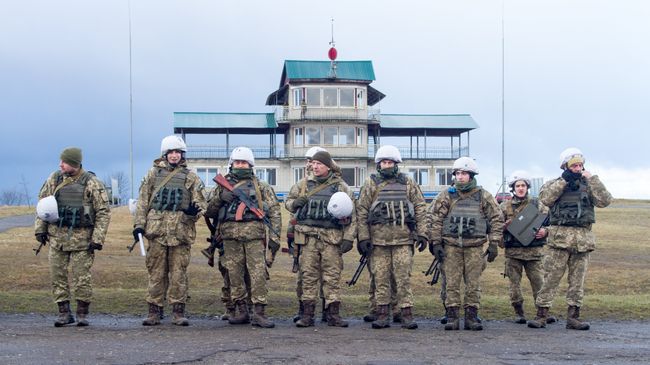 Украинские военнослужащие во время учений на Яворовском полигоне в Львовской области. Архивное фото Украинские военнослужащие во время учений на Яворовском полигоне в Львовской области. Архивное фото
