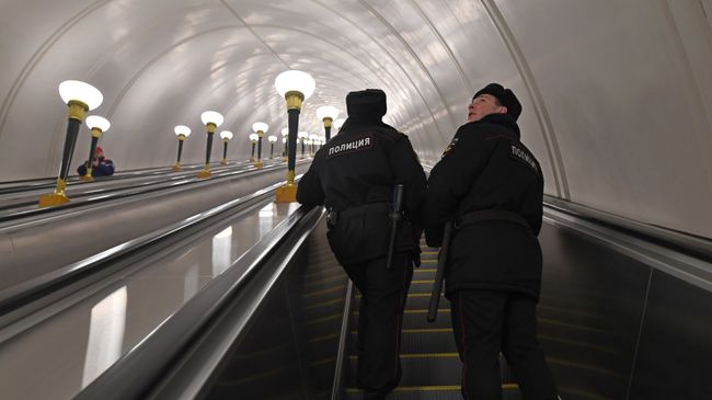 Сотрудники полиции на станции метро Спортивная в Москве Сотрудники полиции на станции метро Спортивная в Москве