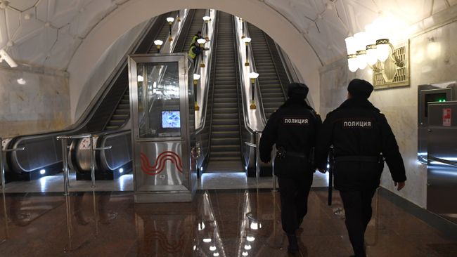 Полицейские в метро Полицейские в метро