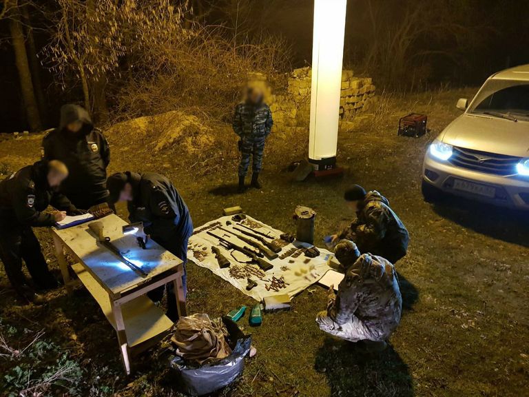Схрон с оружием и боеприпасами обнаружен в лесу в ущелье г.Ай-Петри вблизи с.Соколиное Бахчисарайского района Республики Крым Схрон с оружием и боеприпасами обнаружен в лесу в ущелье г.Ай-Петри вблизи с.Соколиное Бахчисарайского района Республики Крым
