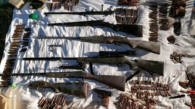 Схрон с оружием и боеприпасами обнаружен в лесу в ущелье г.Ай-Петри вблизи с.Соколиное Бахчисарайского района Республики Крым Схрон с оружием и боеприпасами обнаружен в лесу в ущелье г.Ай-Петри вблизи с.Соколиное Бахчисарайского района Республики Крым