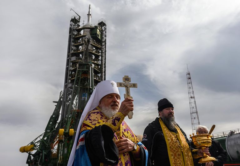 Освящение ракеты-носителя Союз-ФГ с ТПК Союз МС-08 на космодроме Байконур. Второй слева: настоятель храма Святого великомученика Георгия Победоносца протоиерей Сергий Бычков Освящение ракеты-носителя Союз-ФГ с ТПК Союз МС-08 на космодроме Байконур. Второй слева: настоятель храма Святого великомученика Георгия Победоносца протоиерей Сергий Бычков