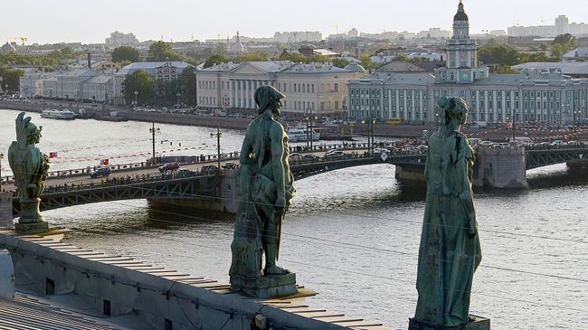 Скульпуры на крыше Эрмитажа. Вид на Дворцовый мост. Архивное фото Скульпуры на крыше Эрмитажа. Вид на Дворцовый мост. Архивное фото