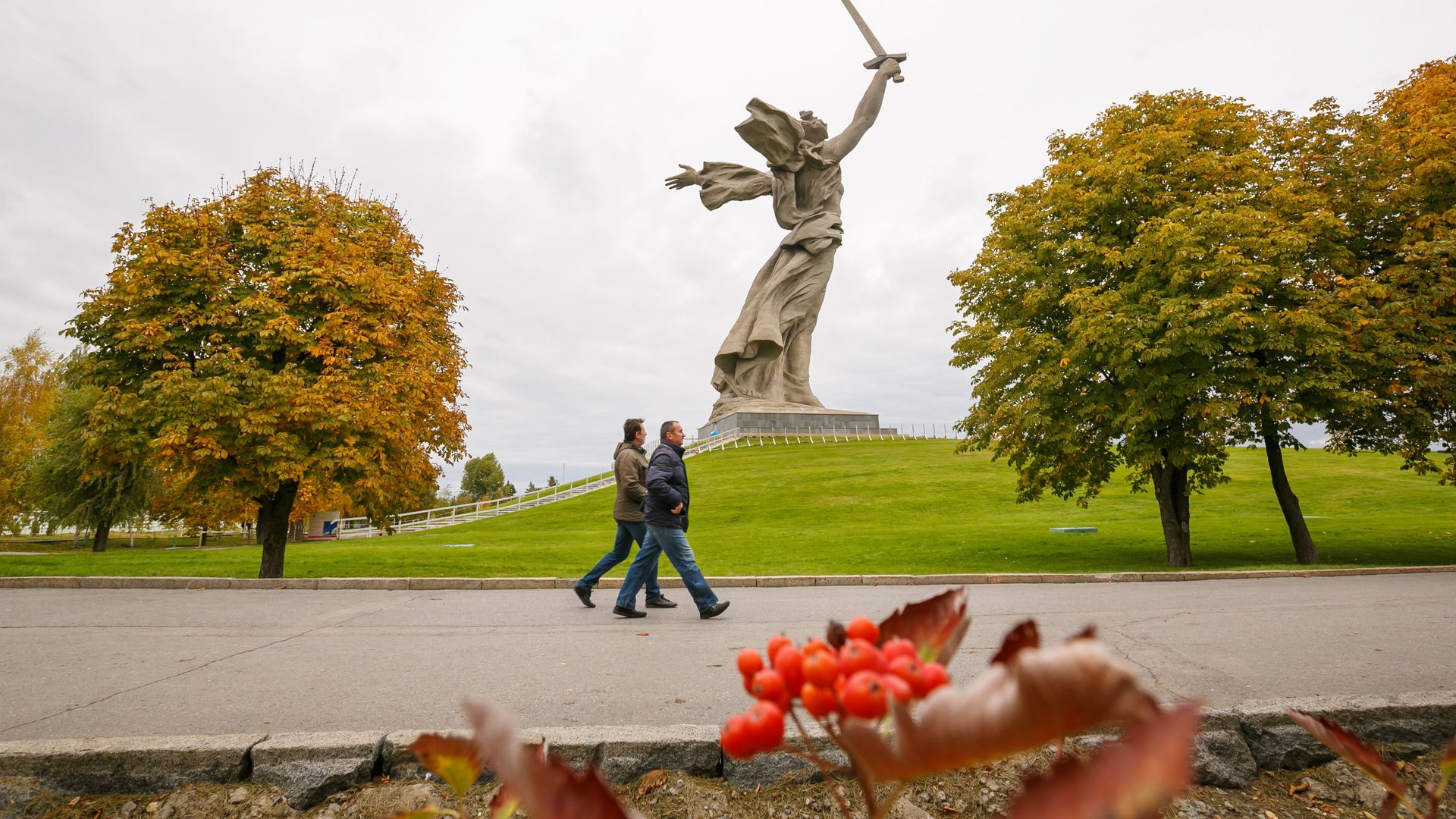 Монумент Родина-мать зовет! на территории историко-мемориального комплекса Мамаев курган в Волгограде Монумент Родина-мать зовет! на территории историко-мемориального комплекса Мамаев курган в Волгограде - РИА Новости, 1920, 27.09.2021