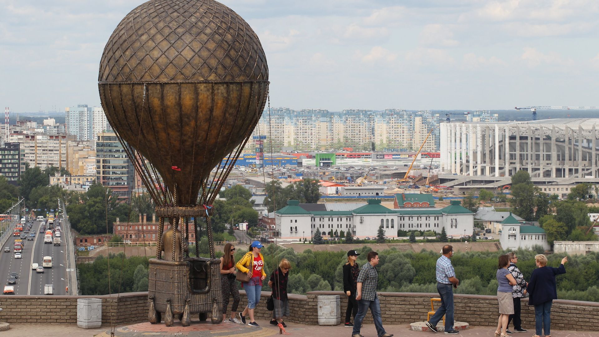 Туристы возле памятника Жулю Верну в Нижнем Новгороде Туристы возле памятника Жулю Верну в Нижнем Новгороде - РИА Новости, 1920, 26.10.2022