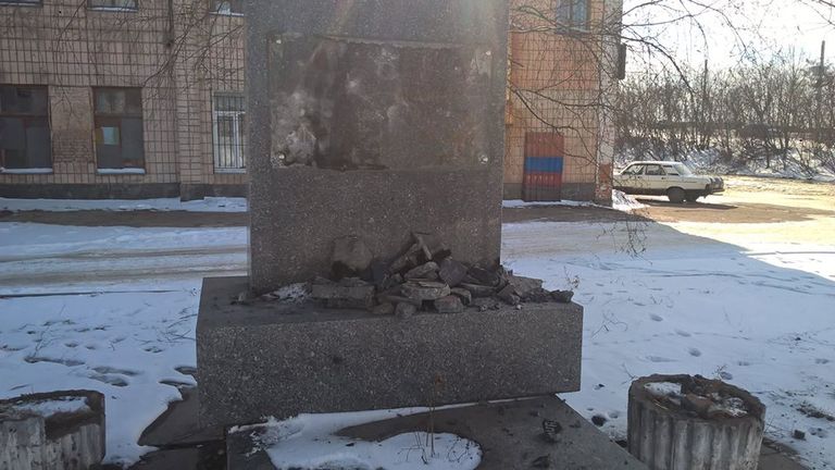 Оскверненный вандалами памятник генералу Ватутину в Бердичеве, Украина Оскверненный вандалами памятник генералу Ватутину в Бердичеве, Украина