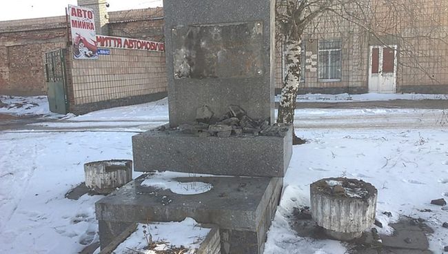 Оскверненный вандалами памятник генералу Ватутину в Бердичеве, Украина Оскверненный вандалами памятник генералу Ватутину в Бердичеве, Украина