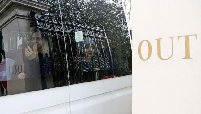 Люди в автобусе покидают посольство России в Лондоне. 20 марта 2018