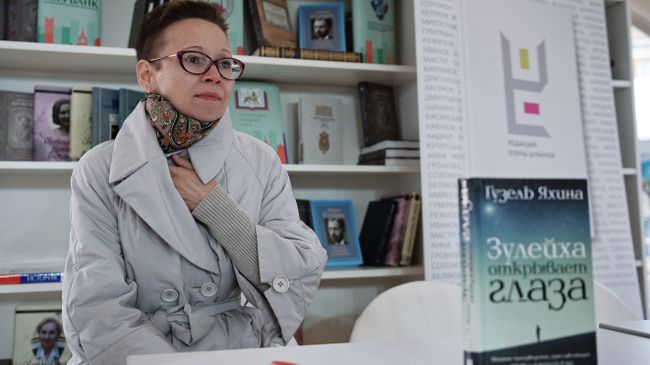 Писатель, сценарист Гузель Яхина на презентации книги Зулейха открывает глаза в рамках книжного фестиваля Красная площадь в Москве