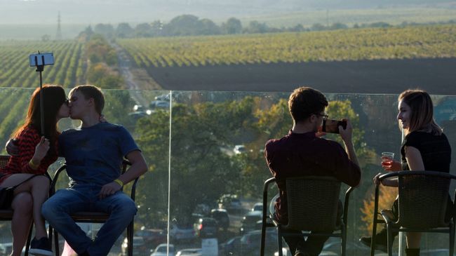 Посетители на фестивале молодого вина Wine Fest в Балаклаве Посетители на фестивале молодого вина Wine Fest в Балаклаве