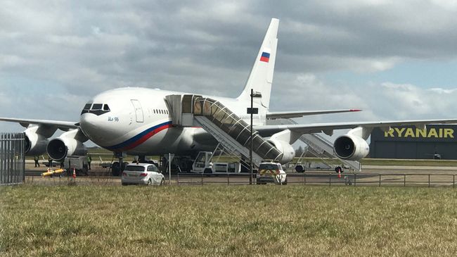 Самолет Ил-96 российской авиакомпании Россия в лондонском аэропорту Хитроу. 20 марта 2018 Самолет Ил-96 российской авиакомпании Россия в лондонском аэропорту Хитроу. 20 марта 2018