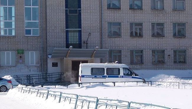 Автомобиль полиции у здания школы №15 в Шадринске Автомобиль полиции у здания школы №15 в Шадринске